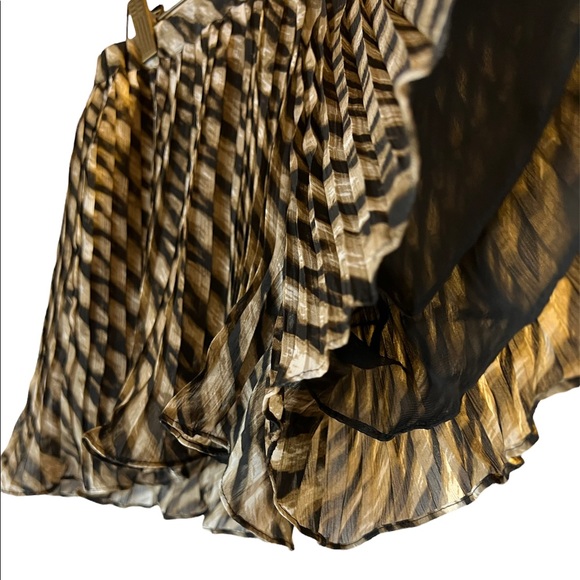 NEW Romeo & Juliet Couture Pleated  Animal Printed Shorts - Picture 2 of 4